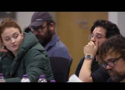 Enlace a Kit Harrington y Maisie Williams reaccionan ante su guión del último capítulo