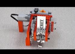 Enlace a Triturando un papel con piezas y engranajes de LEGO