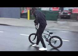 Enlace a Aprovecha la lluvia para hacer un poco de surf con su BMX