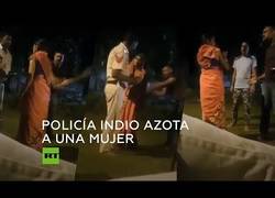 Enlace a Policía indio azota a una mujer con un cinturón