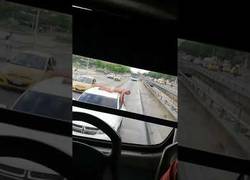 Enlace a Mujer ridiculiza a su marido por serle infiel paseándolo desnudo sobre el coche