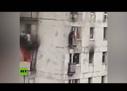Enlace a Hombre arriesga su vida para salvar a dos niñas de un balcón en llamas
