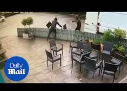 Enlace a Ladrones desvalijan la terraza de un pub en solo dos minutos