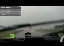 Enlace a Streamer persigue una tormenta y acaba captando su propio accidente