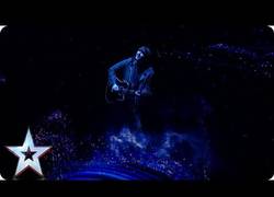 Enlace a James Arthur interpretando 'Falling Like The Stars'