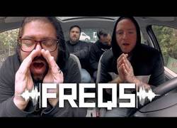 Enlace a Coheed and Cambria cantan a capela en el coche para FREQS