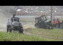 Enlace a Tractor se sale en competición de rally y atropecha a los fotógrafos