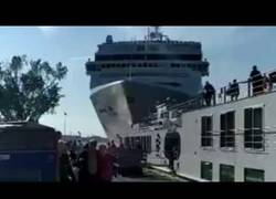 Enlace a Crucero choca contra el muelle tras un fallo de ingeniería