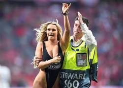 Enlace a Espontanea salta al campo en la final de la champions