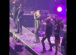 Enlace a El cantante de reggaeton Wisin se cae del escenario en plena presentación