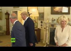 Enlace a Camila de Cornualles guiña un ojo a espaldas del presidente Trump