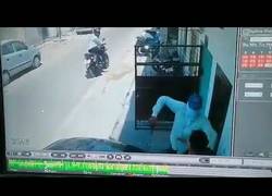 Enlace a Ladrón armado se asusta cuando su víctima se le encara a manotazos