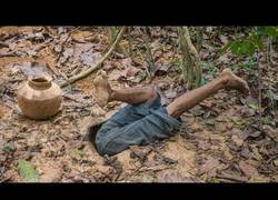 Enlace a Construyendo una casa secreta subterranea en la jungla