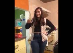 Enlace a Chica imita anuncio Disney Channel y le sale mal