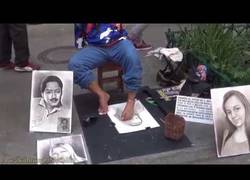Enlace a Hombre sin brazos dibuja retratos con sus pies - Medellín, Colombia
