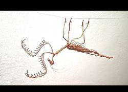 Enlace a Mantis religiosa hecha con hilo de cobre