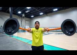 Enlace a Los 'Dude Perfect' lo han vuelto a hacer con un desatascador del baño y su gran puntería