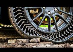Enlace a La rueda indestructible creada por Michelin