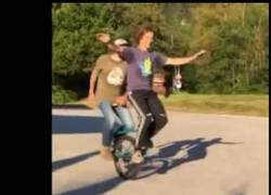 Enlace a Montando en uniciclo en pareja