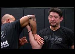 Enlace a Doug Marcaida nos enseña la habilidad con un Karambit para acabar con una persona