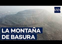 Enlace a Impresionante. Más de 73 metros de altura de mierda acumulada