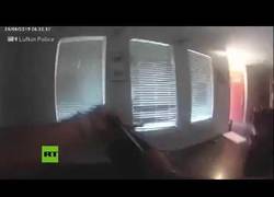 Enlace a Policia responde a llamada de asalto y se enfrenta a un intruso salvaje