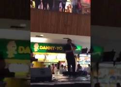 Enlace a Músicos en Mexico tocan la canción de Titanic mientras se inunda el centro comercial