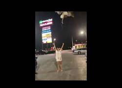 Enlace a Celebra su graduación soltando al aire unos globos y acaba provocando un apagón