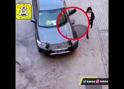 Enlace a Niño encuentra una billetera y lo que decide hacer con ella deja boquiabiertos a todos