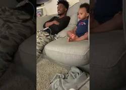 Enlace a Facebook viral: Bebé asombra por fluida charla con su padre