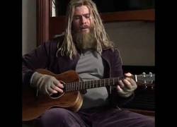Enlace a Un triste Thor cantando y tocando la guitarra