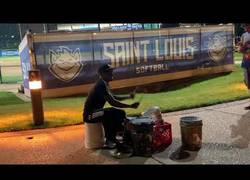 Enlace a Hombre se pone a tocar después de la victoria de los Blues [NHL] y lo peta