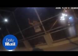 Enlace a Policía logra salvar a un suicida ofreciéndole un abrazo