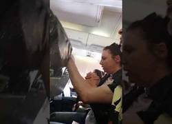 Enlace a Fuerte turbulencia manda a la azafata contra el techo