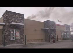 Enlace a Burger King en llamas y una mujer se enfada porque no le atienden