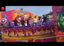 Enlace a Chica sale disparada de atracción