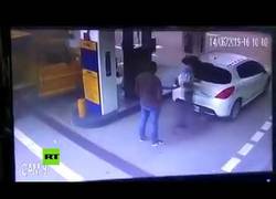 Enlace a Explosión en el coche deja una nube de ''nieve''