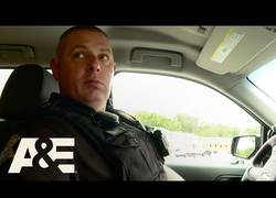 Enlace a Policía para a un transeunte y en el registro este se pone a masticar su pipa de crack