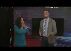 Enlace a Pedida de mano sorpresa en directo en canal local [USA]