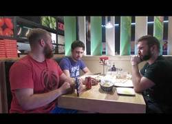 Enlace a Youtuber se dedica a cazar a depredadores sexuales en app de citas y exponerlos en la vida real