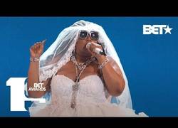 Enlace a Lizzo saca la artillería pesada e incluye una flauta