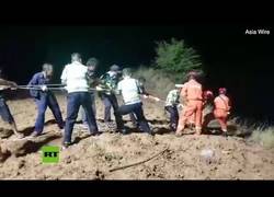 Enlace a Hombre cae por un acantilado de 150 metros y sobrevive aferrado a un árbol