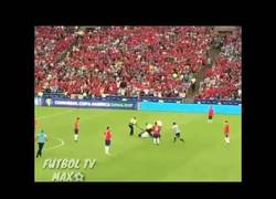 Enlace a Gonzalo Jara le pone la zancadilla a un invasor del campo