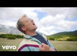 Enlace a La cantante Sigrid no puede llegar al rodaje de su nuevo video y el director del mismo se hace el protagonista
