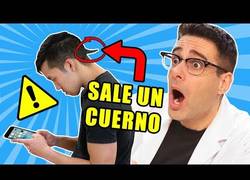 Enlace a Ojo con las posturas que usas para mirar el móvil