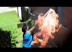 Enlace a Arroja una toalla en llamas a la casa de su vecino