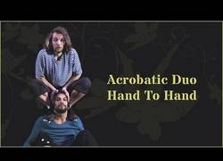 Enlace a Dúo de acróbatas mano a mano
