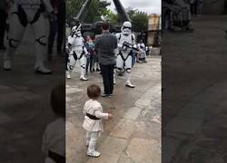 Enlace a Pequeño Padawan le planta cara a un par de Stormtroopers