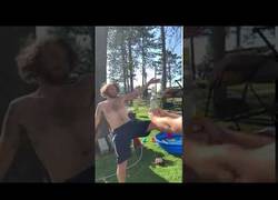 Enlace a Solo un tío normal abriendo una botella de una patada