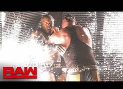 Enlace a Braun Strowman empotra a Bobby Lashley contra la pared LED del escenariol